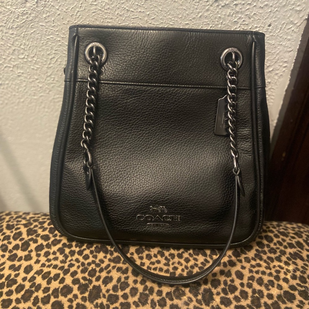 CAMMIE CHAIN BUCKET BAG (Black)